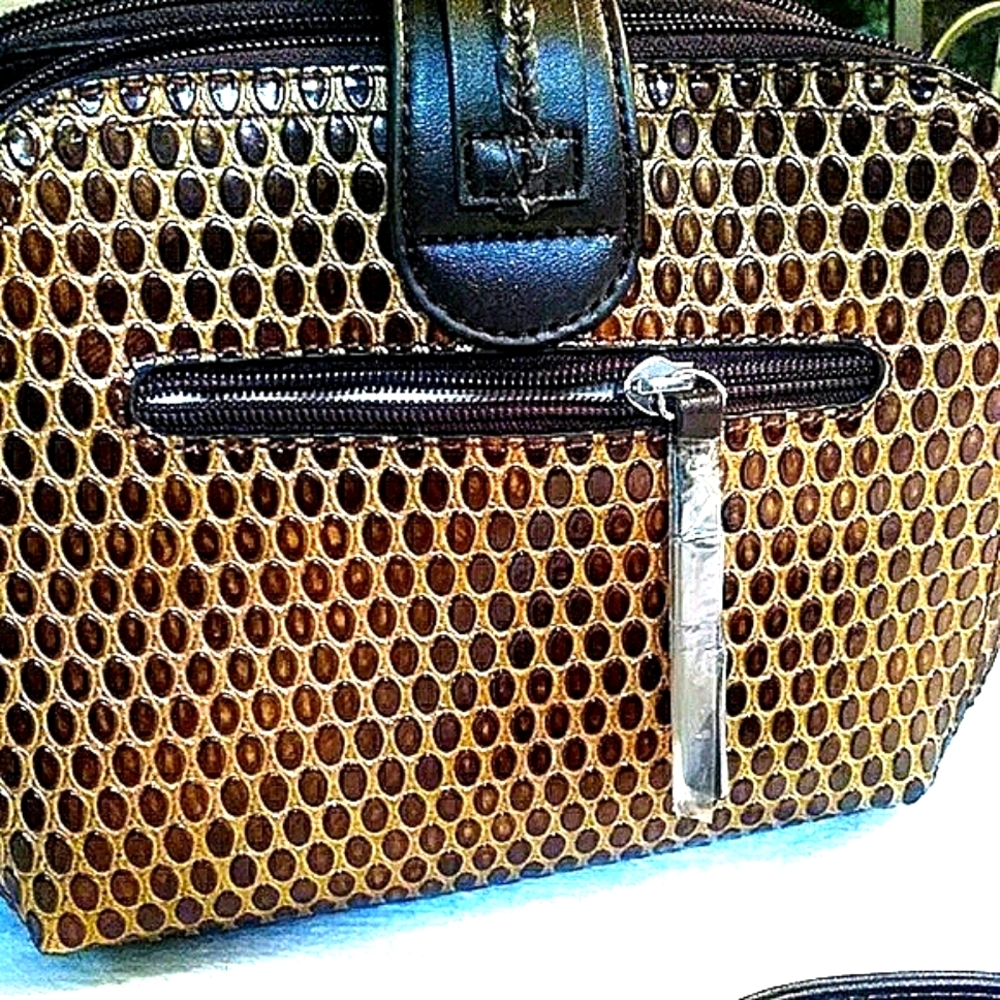 FINAL SALE*NEW* CROSSBODY BAG. - Picture 3 of 8